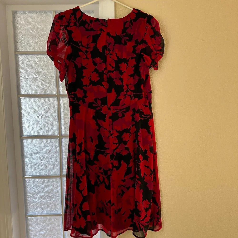 Very flattering Women's Puff-Sleeve Empire-Waist Dress - Picture 4 of 5